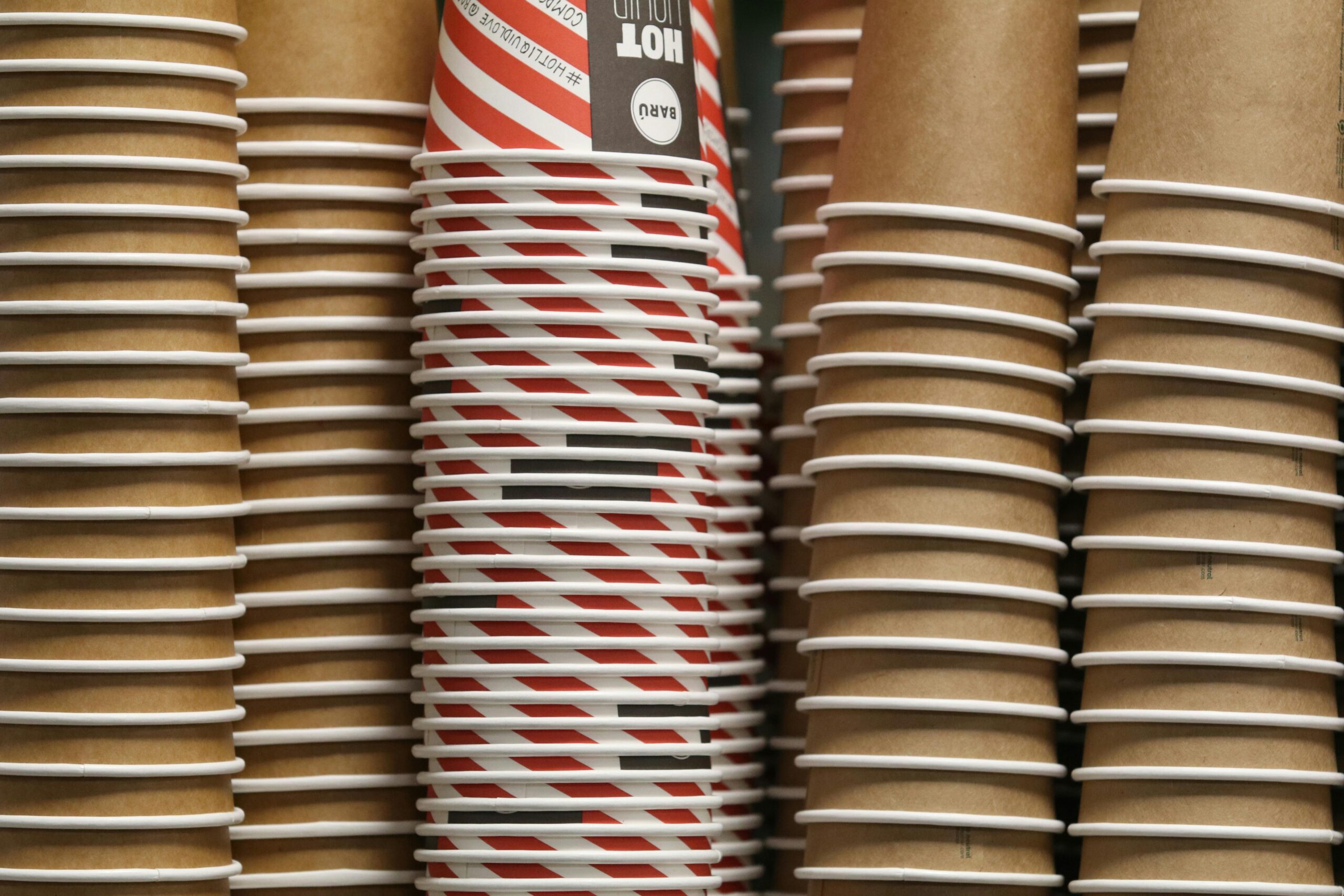 很多具備環保法規的植纖杯,排列整齊