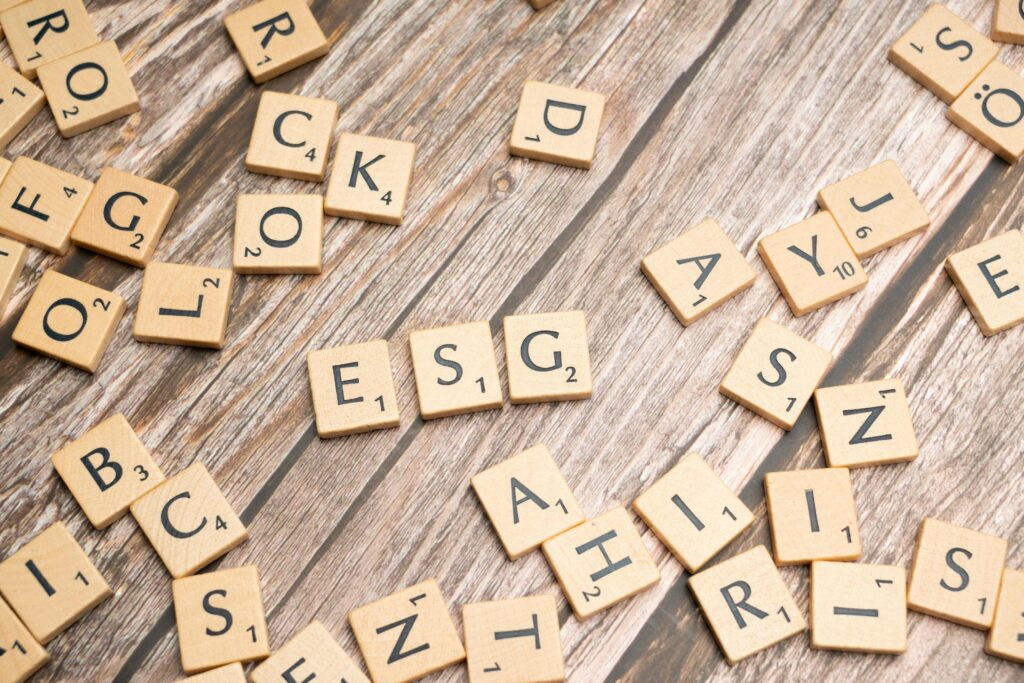 植纖餐盤是新的環保趨勢。Wooden letter tiles spell ESG on a rustic wooden surface, emphasizing sustainability.