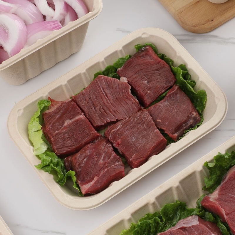 有幾塊肉放在植纖做的生鮮托盤上