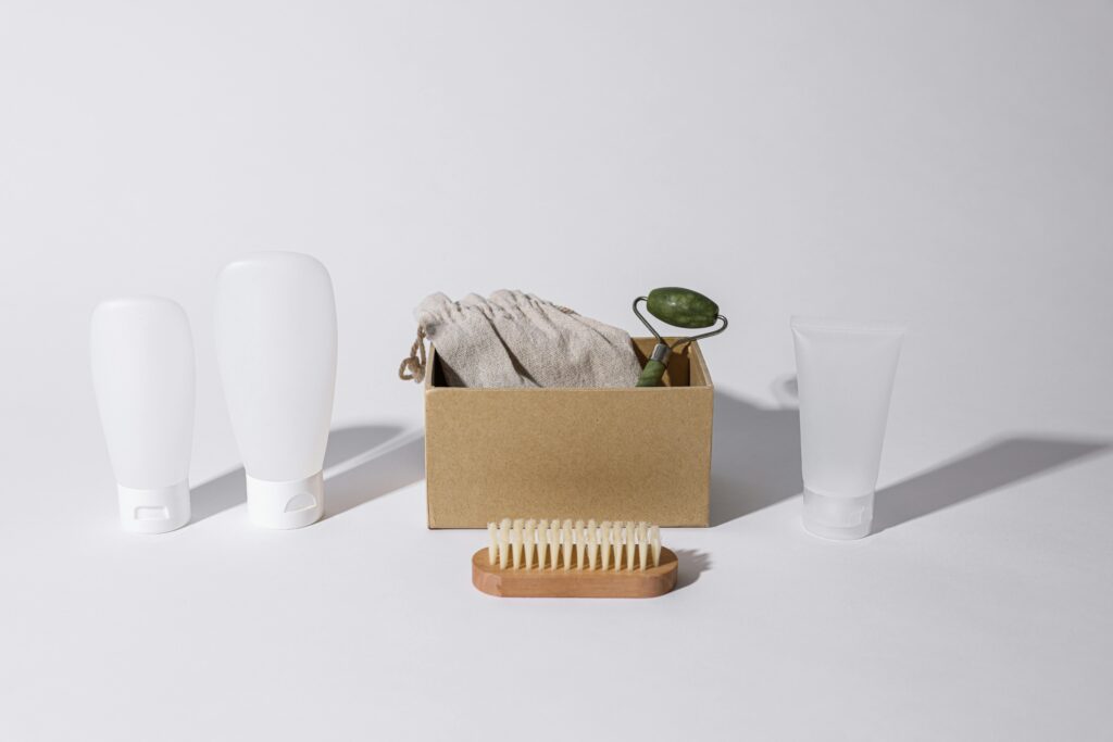 3個保養品的罐子放在植纖包材的兩側