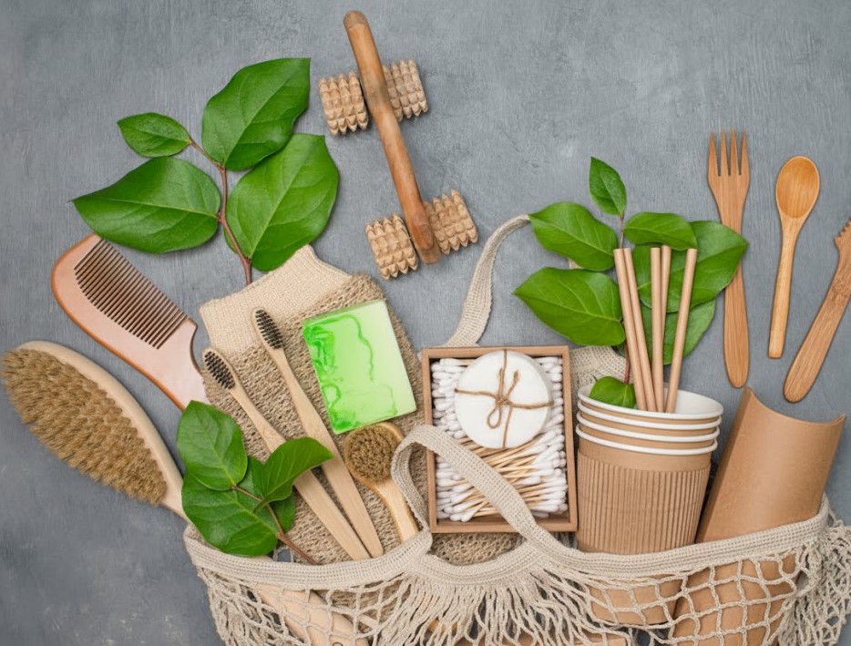 像是咖啡杯、餐具、吸管等都能透過紙塑工藝做成植纖產品，對於環境更友善。