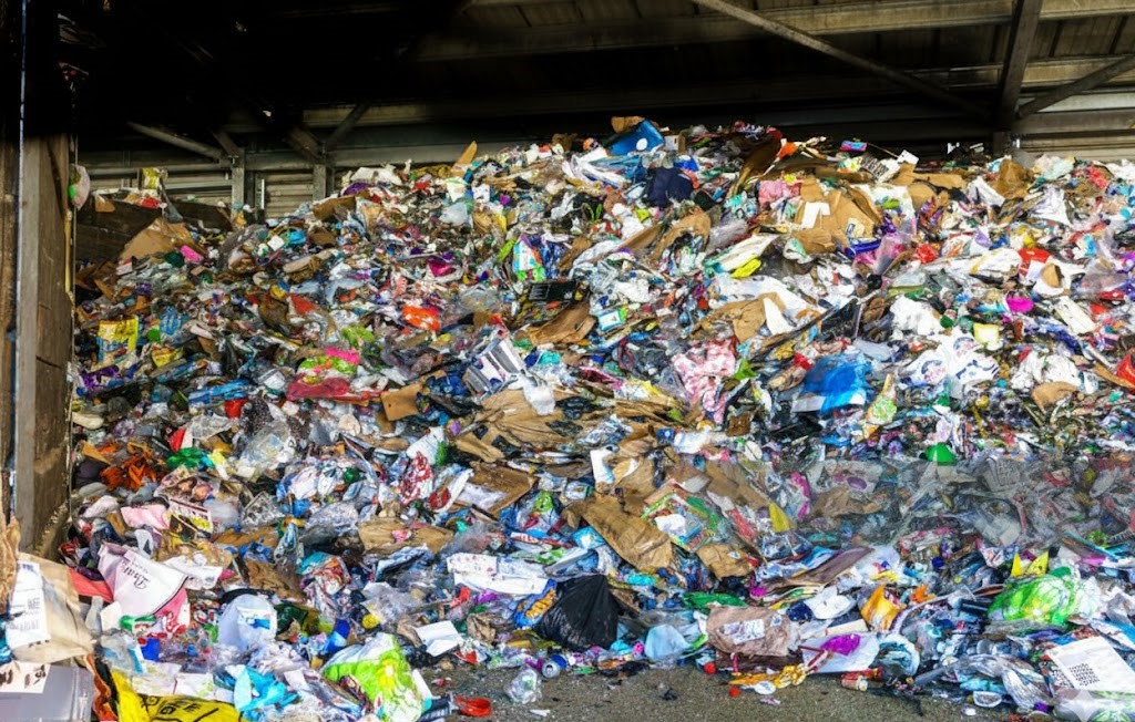 有一大堆垃圾在回收場,等待被處理。若有機會透過對環境友善包材減少1%的體積,對於環境能帶來正向循環