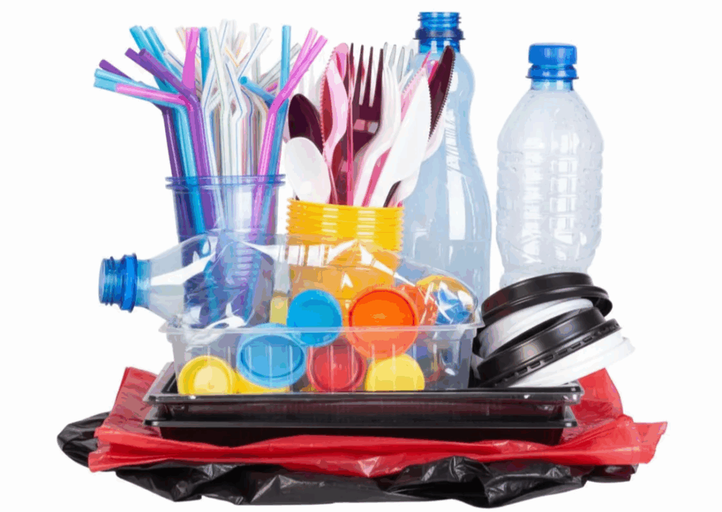 有一堆塑膠製品,像是:塑膠吸管、刀叉、寶特瓶跟垃圾袋,都有機會回收成為再生塑膠,這也是永續包裝的一環