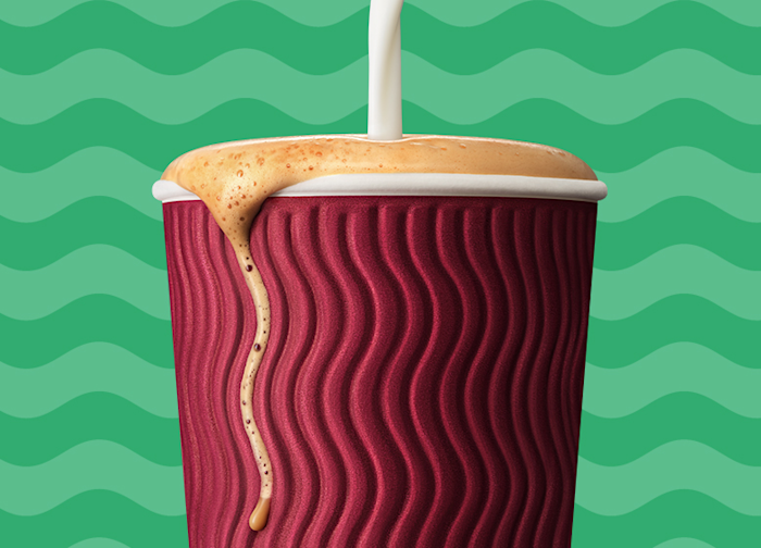 一個紅色的咖啡杯來自於英國知名連鎖咖啡店 Costa Coffee,他們已將永續包裝融入日常營運