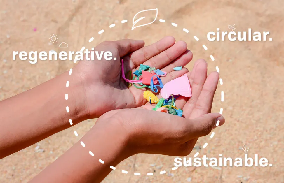 一雙手正放著五顏六色的可分解材料，正完美顯示循環經濟的重要性