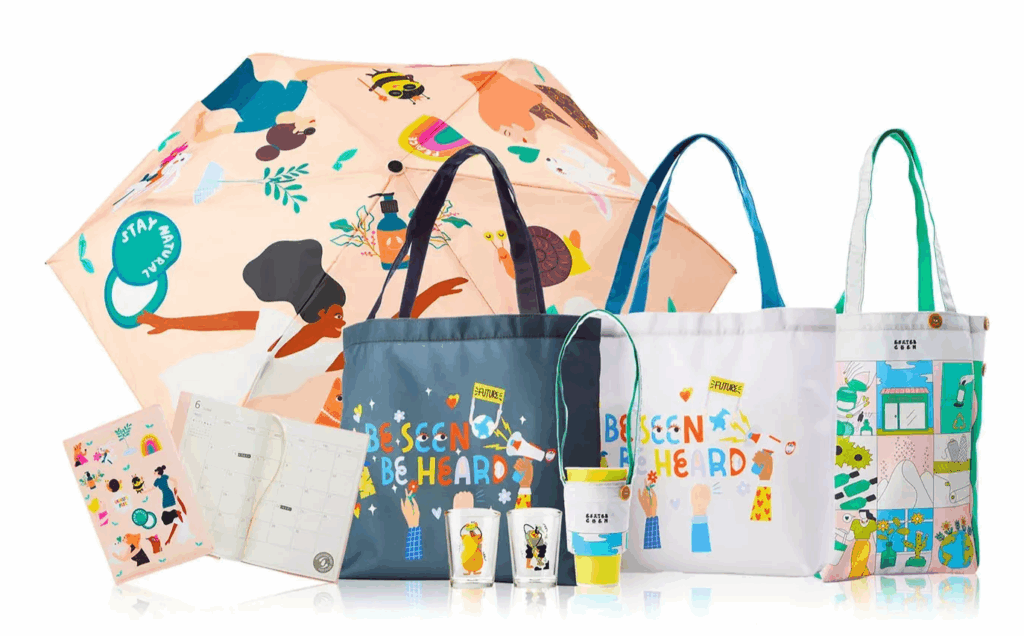 圖中可以看到許多由再生塑料製成的有設計感的雨傘、環保袋等，這也是環保包材的一種