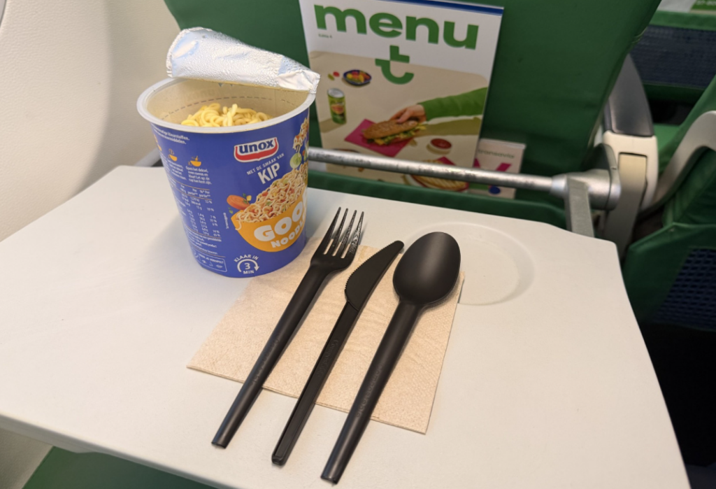 由於各國對降塑的重視與發規要求,航空公司開始使用植纖餐具減少跨國丟棄可能延伸的風險